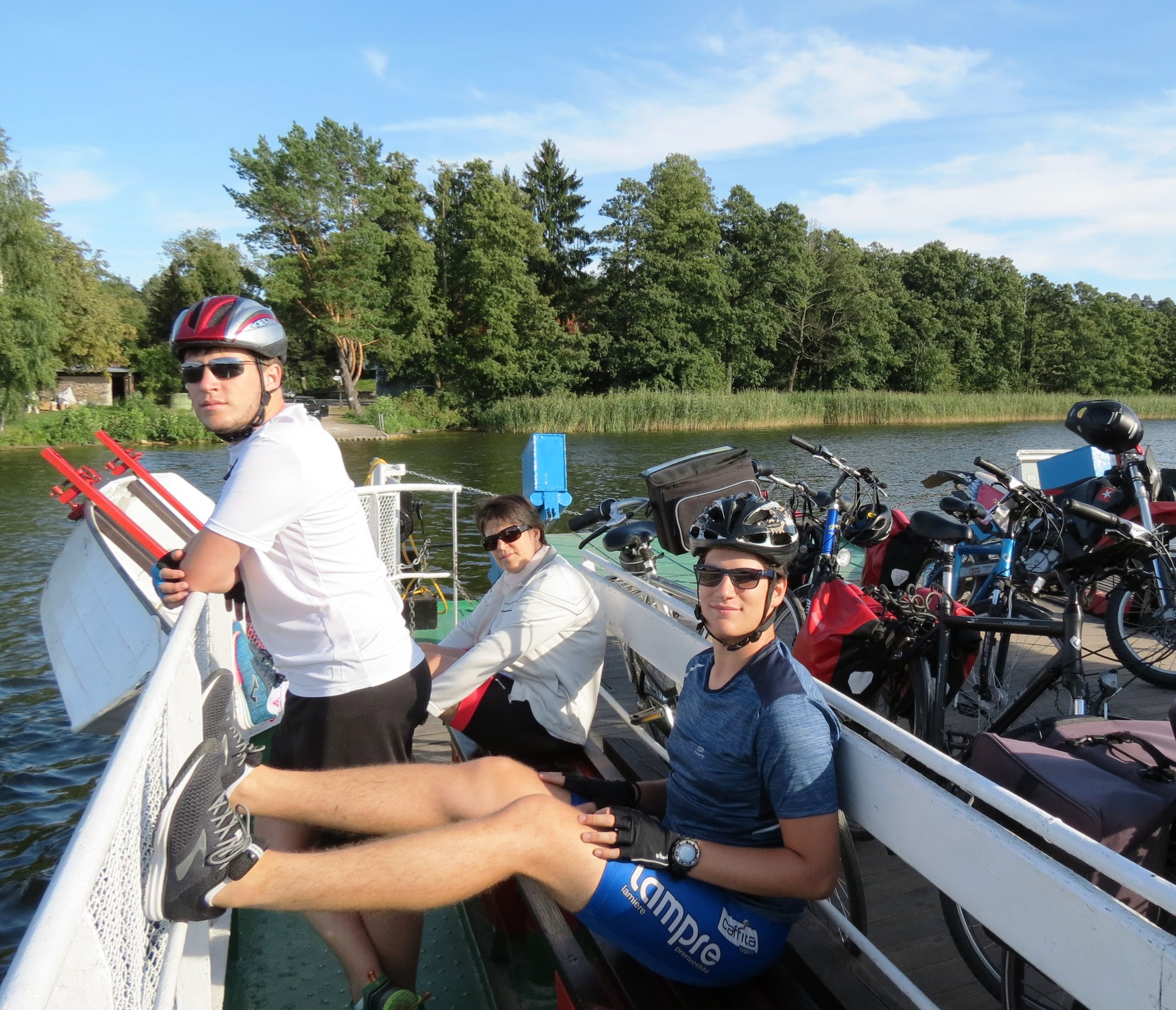 Cicloturisti a bordo di un battello lungo i canali della Polonia.